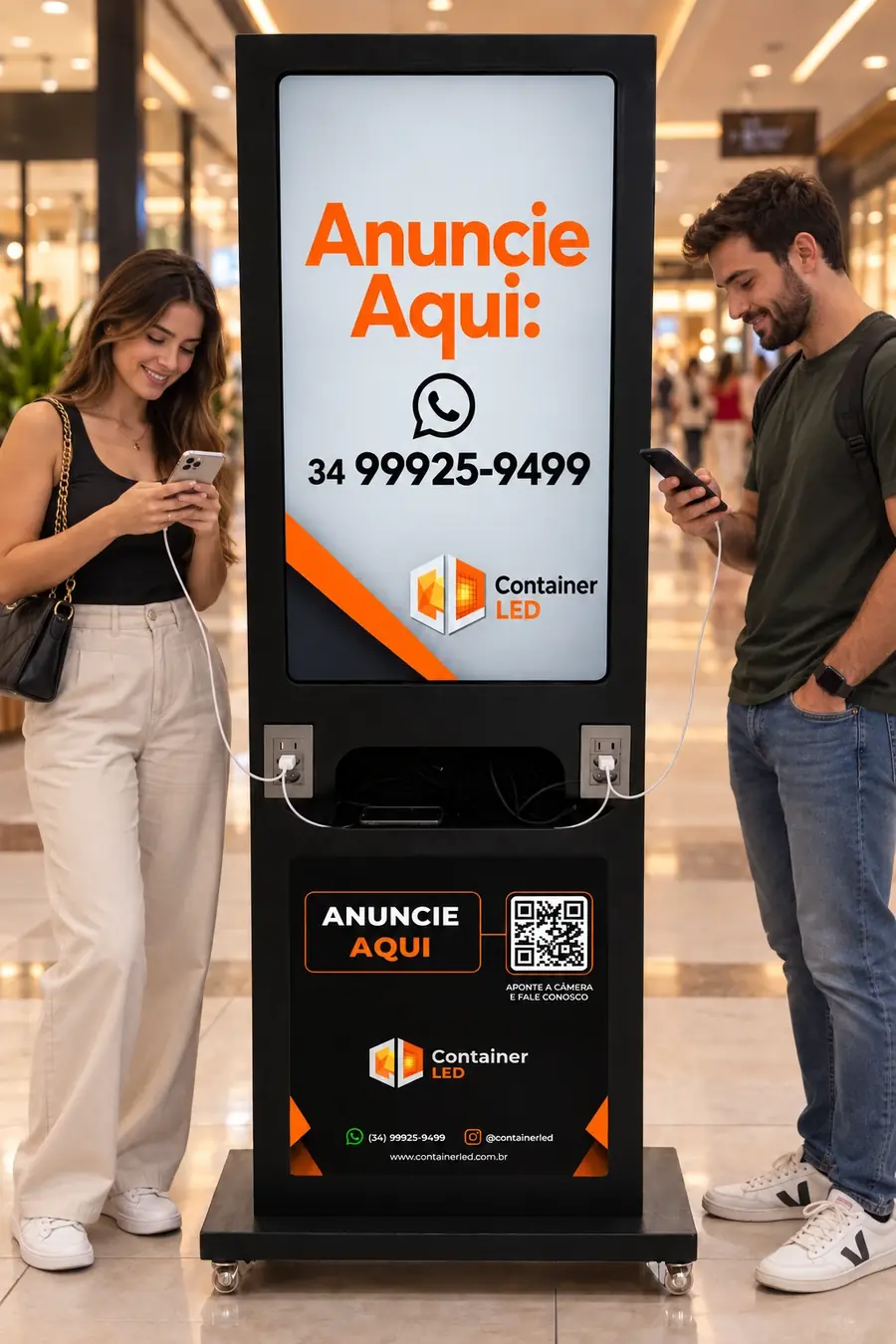 Totem digital Container LED com carregadores em shopping